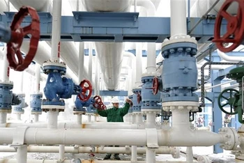 Công nhân kiểm tra định kỳ hệ thống đường ống dẫn khí đốt tại trung tâm kiểm soát khí tự nhiên ở Hajduszoboszlo, cách Budapest (Hungary) hơn 200 km về phía đông. (Ảnh: AFP/TTXVN)