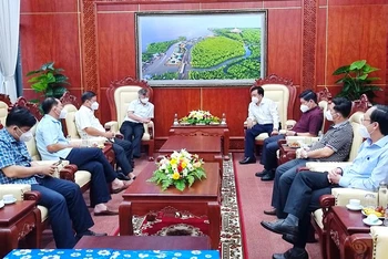 Đoàn lãnh đạo của UBND tỉnh Đồng Nai đến thăm và hỗ trợ nguồn lực giúp Cà Mau chống dịch.