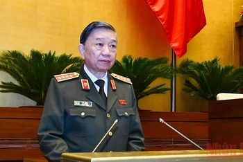 Bộ trưởng Công an Tô Lâm trình bày báo cáo công tác phòng, chống tội phạm và vi phạm pháp luật năm 2021. Ảnh: LINH NGUYÊN