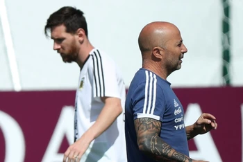 Lionel Messi và Jorge Sampaoli quay lưng với nhau chỉ sau 13 tháng ở đội tuyển Argentina. (Ảnh: CGTN)