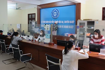 Người lao động đến làm thủ tục nhận hỗ trợ theo Nghị quyết 116 của Chính phủ tại Bảo hiểm xã hội tỉnh Hà Nam.