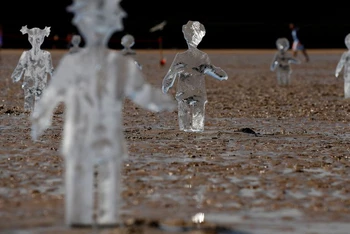 Các tác phẩm điêu khắc trên băng của trẻ em do Sand in Your Eye tạo ra để làm nổi bật tầm quan trọng của COP26. Ảnh: Reuters.