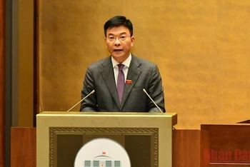 Bộ trưởng Tư pháp Lê Thành Long trình bày Báo cáo của Chính phủ về công tác phòng, chống tham nhũng năm 2021. (Ảnh: LINH NGUYÊN)