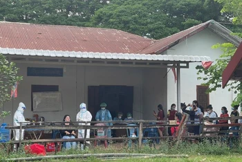 Đoàn tiến hành công tác lấy mẫu xét nghiệm tại tỉnh Khammouane, Lào. (Ảnh: XUÂN SƠN)