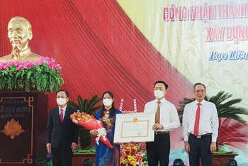 Đồng chí Bí thư Tỉnh ủy và Chủ tịch Ủy ban nhân dân tỉnh Bạc Liêu trao quyết định của Thủ tướng Chính phủ cho lãnh đạo TP Bạc Liêu, công nhận thành phố đạt chuẩn nông thôn mới năm 2020.