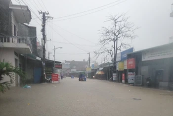Nhiều khu dân cư ở huyện Bình Sơn (Quảng Ngãi) bị ngập sâu.