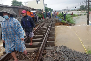 Một đoạn đường sắt bắc-nam qua địa phận huyện Bình Sơn bị lũ cuốn trôi.
