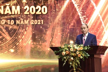 Chủ tịch nước Nguyễn Xuân Phúc phát biểu khai mạc Lễ trao giải. (Ảnh: HẢI NGUYÊN)