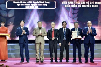 Chủ tịch nước Nguyễn Xuân Phúc, Thường trực Ban Bí thư Võ Văn Thưởng trao Giải Đặc biệt Giải Báo chí quốc gia lần thứ XV - năm 2020 cho nhóm tác giả của Báo Nhân Dân (Ảnh: HẢI NGUYÊN).
