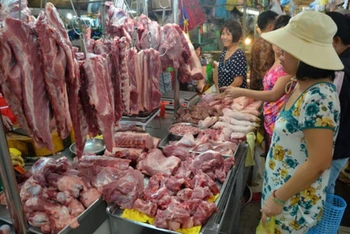 Giá thịt lợn tăng nhẹ so với đầu tháng 10 khiến người nông dân giảm bớt nỗi lo.
