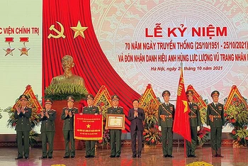 Phó Thủ tướng Thường trực Phạm Bình Minh trao danh hiệu Anh hùng Lực lượng vũ trang nhân dân thời kỳ đổi mới tặng Học viện Chính trị (Bộ Quốc phòng).