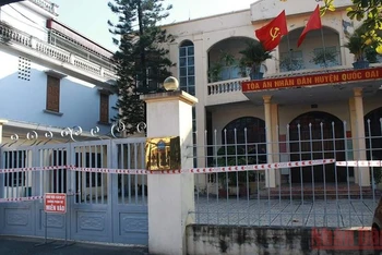 Trụ sở Tòa án nhân dân huyện Quốc Oai đang bị tạm thời phong tỏa.