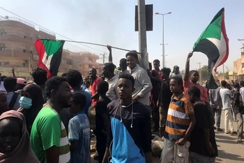 Những người biểu tình tụ tập phản đối diễn biến mà Bộ Thông tin Sudan mô tả là một cuộc đảo chính quân sự ở Khartoum, Sudan, ngày 25/10/2021. (Ảnh: Reuters)