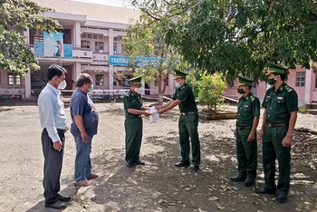 Thăm hỏi, động viên, chia buồn cùng Trung tá Nguyễn Văn Khanh. 