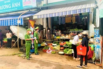Các lực lượng chức năng xã Cư Êbur, TP Buôn Ma Thuột nhắc nhở các cửa hàng kinh doanh thực hiện nghiêm các biện pháp phòng, chống dịch Covid-19.