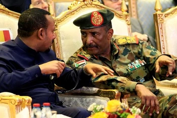 Ông Abdel Fattah al-Burhan và Thủ tướng Ethiopia Abiy Ahmed tại thủ đô Khartoum, Sudan, ngày 17/8/2019. (Ảnh: Reuters)