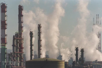 Khói bốc lên tại nhà máy hóa dầu ở Etang de Berre, Pháp. (Ảnh: AFP/TTXVN)