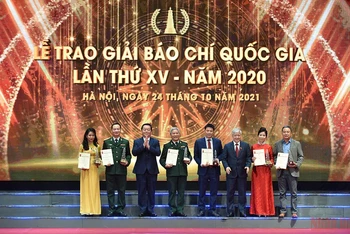 Đại diện Lãnh đạo Đảng, Nhà nước trao giải cho các nhóm tác giả đoạt Giải A.