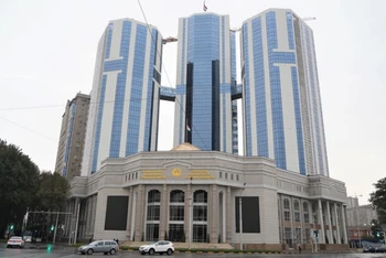 Tòa nhà Bộ Thông tin và Truyền thông Tajikistan mang phong cách Liên Xô (cũ). (Ảnh: Duy Trinh/TTXVN)