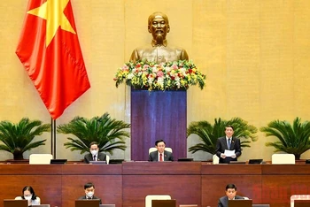 Chủ tịch Quốc hội Vương Đình Huệ chủ trì phiên họp. (Ảnh: LINH NGUYÊN)