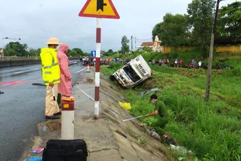 Vụ tai nạn, trưa 26/10, trên Quốc lộ 1 qua xã An Cư, huyện Tuy An, Phú Yên làm 1 người chết, phương tiện gây tai nạn bị lật nghiêng bên đường.