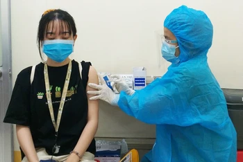 Tiêm vaccine ngừa Covid-19 cho người dân phường An Khánh, quận Ninh Kiều, TP Cần Thơ. 