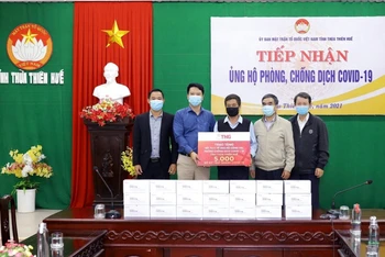 Đại diện TNG Holdings Vietnam trao tặng 5.000 bộ xét nghiệm nhanh Covid-19 cho tỉnh Thừa Thiên Huế