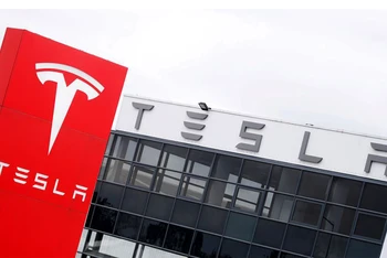 Tesla là công ty sản xuất ô-tô điện đầu tiên vượt mốc giá trị vốn hoá 1.000 tỷ USD. (Ảnh: Reuters)