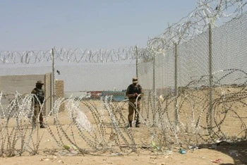 Binh sĩ canh gác tại cửa khẩu biên giới Afghanistan - Pakistan ngày 2/9/2021. (Ảnh Reuters)