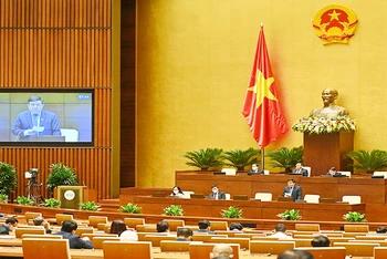 Bộ trưởng Kế hoạch và Đầu tư Nguyễn Chí Dũng phát biểu giải trình, làm rõ một số vấn đề đại biểu Quốc hội nêu. Ảnh: THỦY NGUYÊN
