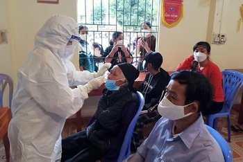 Cán bộ y tế lấy mẫu xét nghiệm Covid-19 cho người dân trên địa bàn phường Ngọc Hà.