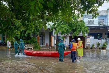 Hỗ trợ người dân gặp khó khăn do mưa lũ. (Ảnh: VRC)