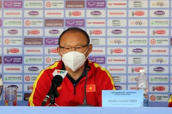 Huấn luyện viên Park Hang-seo phát biểu tại buổi họp báo chiều 26/10. (Ảnh: VFF)