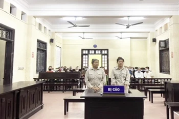Bị cáo Đặng Thị Chính và Trịnh Thị Huyền tại phiên tòa.