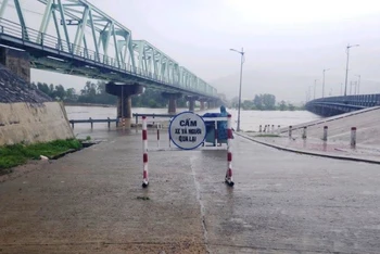 Đường DT641 từ Tuy An đi La Hai, huyện Đồng Xuân đã bị ngập tại đầu cầu sắt La Hai, gây ách tắc giao thông.