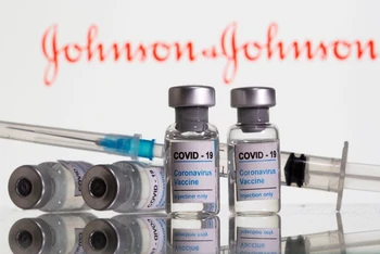 Khoảng 70% dân số Mỹ đủ điều kiện đã được tiêm đủ liều vaccine ngừa Covid-19. (Ảnh: Reuters)