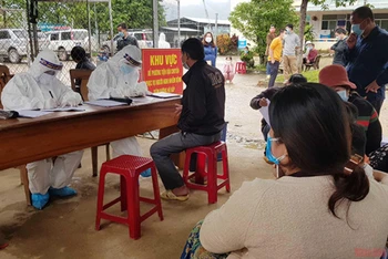 Sở Y tế Quảng Nam tăng cường 30 nhân viên y tế giúp huyện Nam Trà My tập trung sàng lọc, lấy mẫu xét nghiệm.