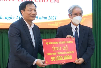 Hội đồng hương Thái Bình tại Hà Nội ủng hộ 50 triệu đồng cho Chương trình “Máy tính cho em”.