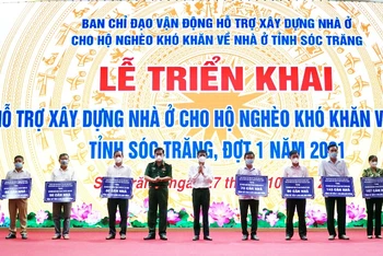 Lãnh đạo tỉnh trao kinh phí cho các địa phương triển khai hỗ trợ xây nhà cho hộ nghèo.