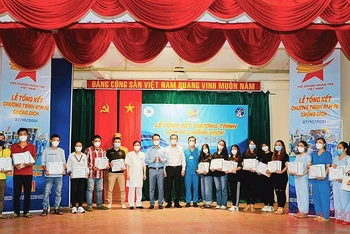 Đại diện Hội Doanh nhân trẻ Việt Nam và các đơn vị liên quan trao quà tri ân các tình nguyện viên tiêu biểu của chương trình “ATM F0 chống dịch”.