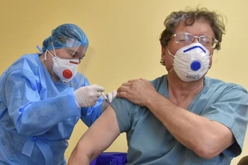 Tiêm vaccine AstraZeneca ngừa Covid-19 cho nhân viên y tế tại một bệnh viện ở Lviv, Ukraine, ngày 1/3/2021. (Ảnh: Reuters)