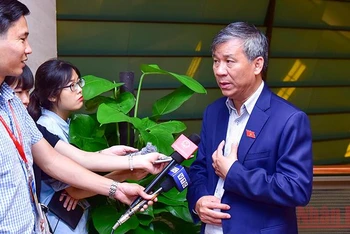 Đại biểu Quốc hội Nguyễn Anh Trí trao đổi với báo chí bên hành lang Quốc hội. Ảnh: DUY LINH