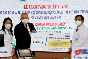 Bà Hoàng Tri Mai, Tổng Giám đốc Airbus tại Việt Nam và ông Jean-Michel Caldagues, nguyên Tổng Giám đốc Airbus Việt Nam trao tặng thiết bị y tế cho PGS, TS Đào Xuân Cơ, Phó Giám đốc phụ trách Bệnh viện Bạch Mai.