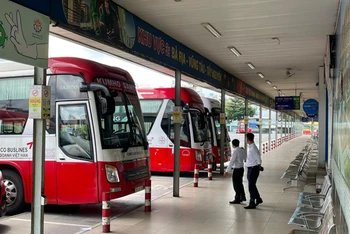 Xe khách liên tỉnh từ Thành phố Hồ Chí đi đến một số tỉnh đã hoạt động trở lại nhưng vẫn còn vắng khách.