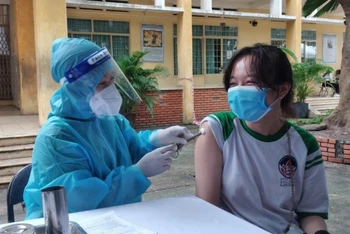 Tiêm vaccine phòng Covid-19 cho học sinh tại điểm Trường tiểu học thị trấn Củ Chi.