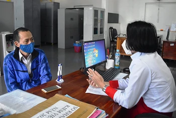 Lao động đến Trung tâm Dịch vụ việc làm Đắk Nông làm thủ tục hưởng trợ cấp thất nghiệp.
