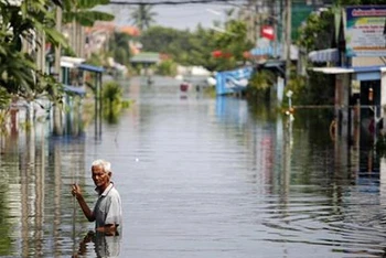 Lũ lụt gây ảnh hưởng tới cuộc sống của nhiều người dân Thái Lan. (Ảnh: Reuters)