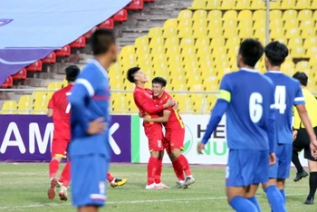 Nhâm Mạnh Dũng và Lê Văn Xuân ăn mừng bàn thắng duy nhất của trận đấu. (Ảnh: VFF)