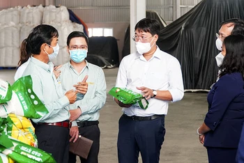 Ðồng chí Lê Quốc Phong, Ủy viên Trung ương Ðảng, Bí thư Tỉnh ủy Ðồng Tháp (người cầm túi gạo) khảo sát thực tế tại Công ty TNHH Lúa gạo Việt Nam - Vinarice.