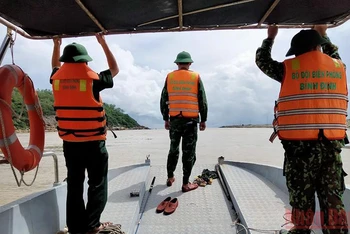Lực lượng biên phòng đang nỗ lực tìm kiếm ngư dân bị sóng cuốn trôi mất tích.